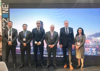 رئيس اقتصادية قناة السويس يلتقي شركات عالمية لبحث التعاون في إنتاج الوقود الأخضر