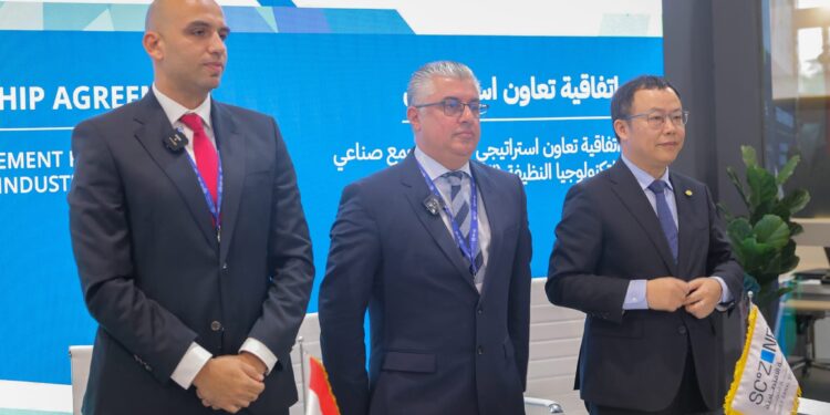 رئيس اقتصادية قناة السويس يوقع اتفاقية تعاون لإقامة مجمع صناعي لتكنولوجيا الطاقة الخضراء