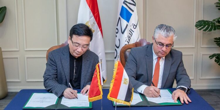 باستثمارات 50 مليون دولار…اقتصادية قناة السويس توقع عقد مشروع “هينيواى الصينية” في منطقة القنطرة