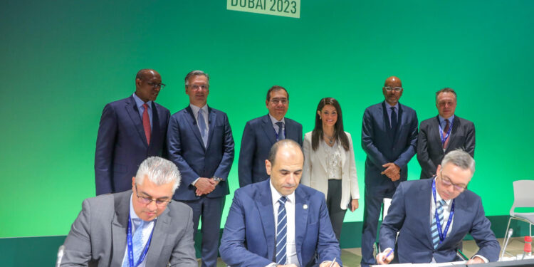 باستثمارات 1.1 مليار دولار…اقتصادية قناة السويس تتعاون مع “سكاتك” لتموين السفن بالوقود الأخضر