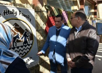 وزير التنمية المحلية ومحافظ الشرقية يتفقدان معرض “أيادي مصر” للحرف اليدوية