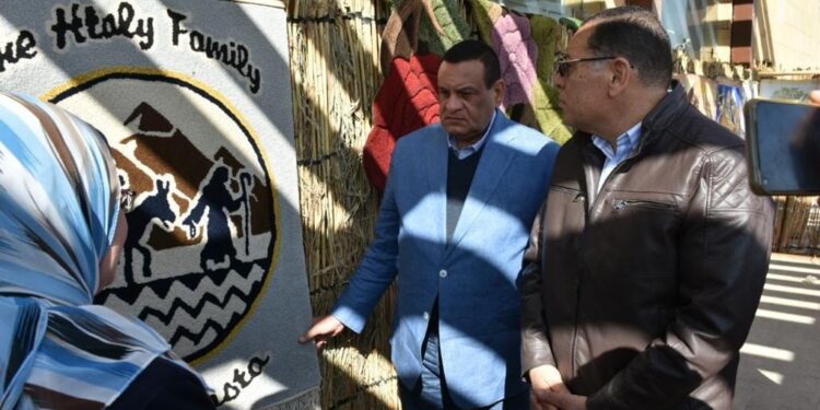 وزير التنمية المحلية ومحافظ الشرقية يتفقدان معرض “أيادي مصر” للحرف اليدوية