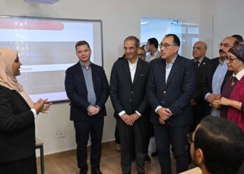 رئيس الوزراء يستمع لقصص نجاح مجموعة من شباب رواد الأعمال والمهنيين بأسوان