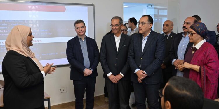 رئيس الوزراء يستمع لقصص نجاح مجموعة من شباب رواد الأعمال والمهنيين بأسوان