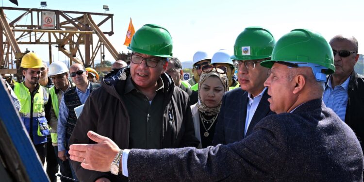 “مدبولي” يتابع أعمال إنهاء مشروع محور بديل خزان أسوان