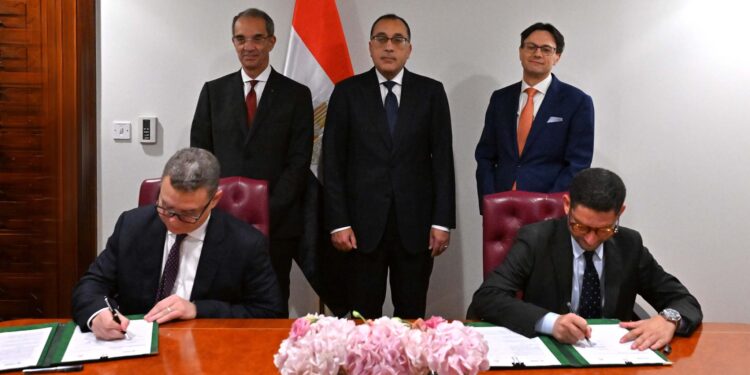 رئيس الوزراء يشهد توقيع اتفاقية تعاون بين “إيتيدا” و “شبكة المشرق العالمية” الإماراتية