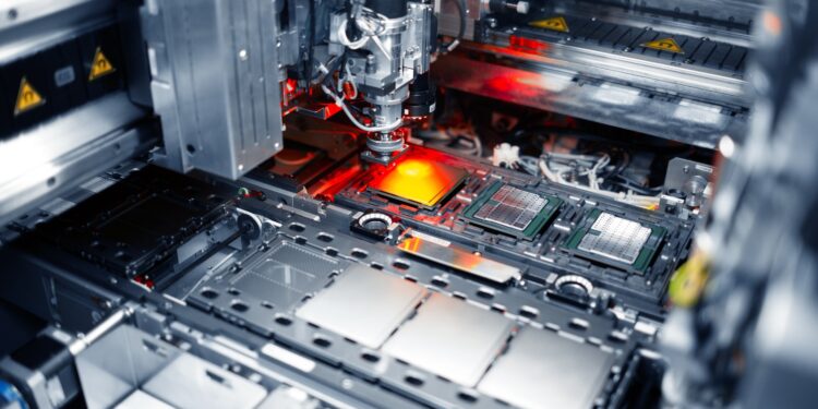 إنتل تطلق أول وحدة لتصنيع الأنظمة المصممة لمواكبة تقنيات الذكاء الاصطناعي