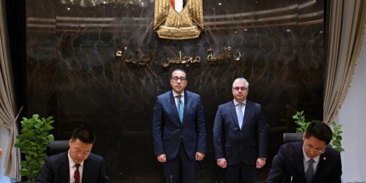 “مدبولي” يشهد اتفاقية لإقامة مصنع للزُجاج المُسطح باستثمارات 160 مليون يورو