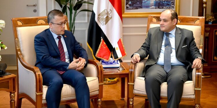وزير التجارة والصناعة يبحث مع نائب السفير الصيني ترتيبات إيفاد وفد الوزارة للعاصمة بكين