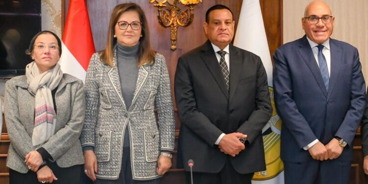 توقيع عقود تنفيذ مشروعات البنية الأساسية لمنظومة المخلفات الصلبة بتكلفة 565 مليون جنيه