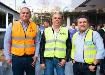 موظفو “ريفي وأمان وتمويلي” يشاركون في شراء وتوزيع “شنط رمضان” ( صور )