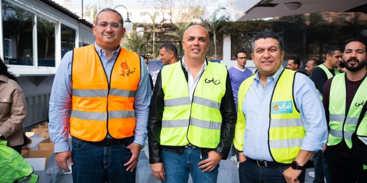 موظفو “ريفي وأمان وتمويلي” يشاركون في شراء وتوزيع “شنط رمضان” ( صور )