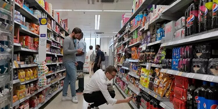 بريطانيا تدرس فرض غرامات قوية على الدائنين الذين يهددون المواطنين لجمع أموالهم