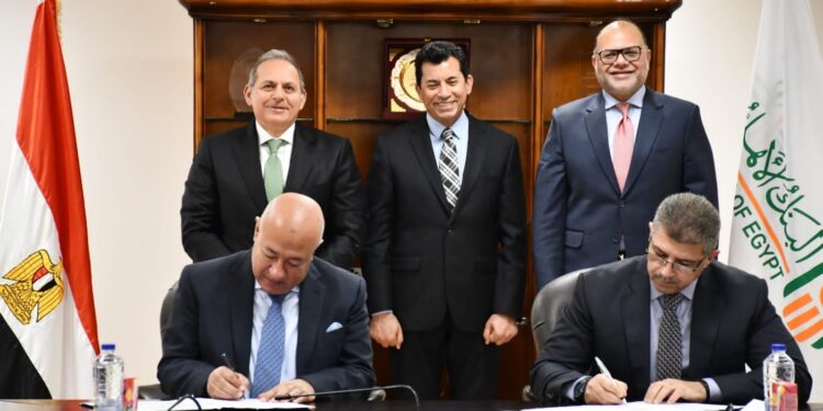 البنك الأهلي يوقع بروتوكول تعاون مع وزارة الشباب والرياضة