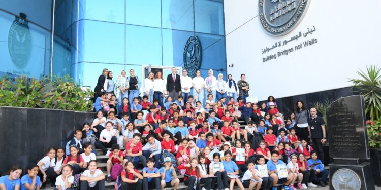 “الرقابة المالية ” تستضيف 100 طالب بالمرحلة الابتدائية لتعريفهم كيفية الاستثمار والادخار