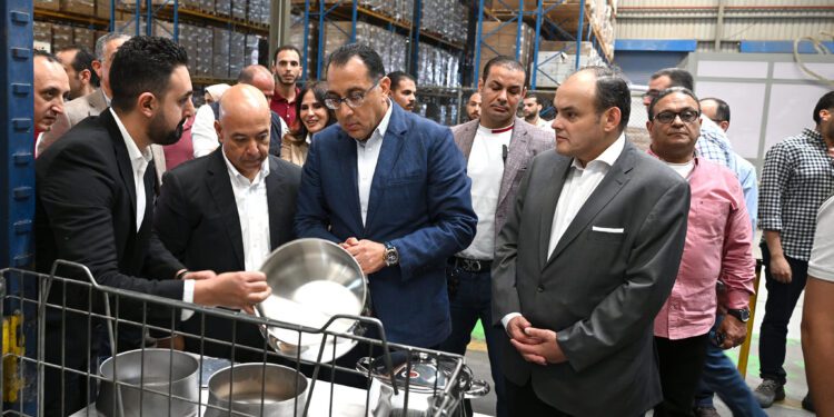 رئيس الوزراء يتفقد مصنع “سب مصر – زهران” للأجهزة والأواني المنزلية