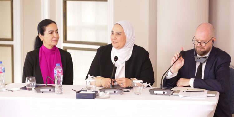 وزيرة التضامن : 18.7 مليون عامل يعملون بالقطاع غير الرسمي في مصر