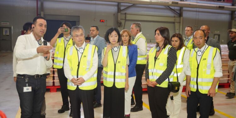 السفير الياباني بمصر يزور مصنع اليابان الدولية للتبغ JTI