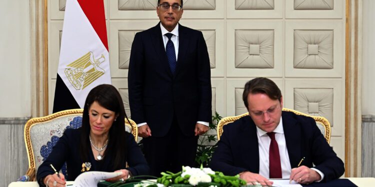 رئيس الوزراء يشهد التوقيع على أربع اتفاقيات تمويلية مُمولة بمنح من الاتحاد الأوروبي