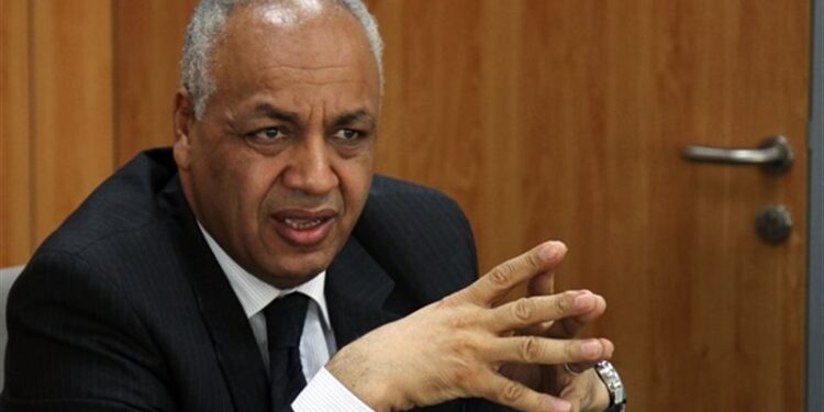 مصطفى بكري : تخفيض الأحمال الكهربائية إلي ساعتين بعد تدخل الرئيس