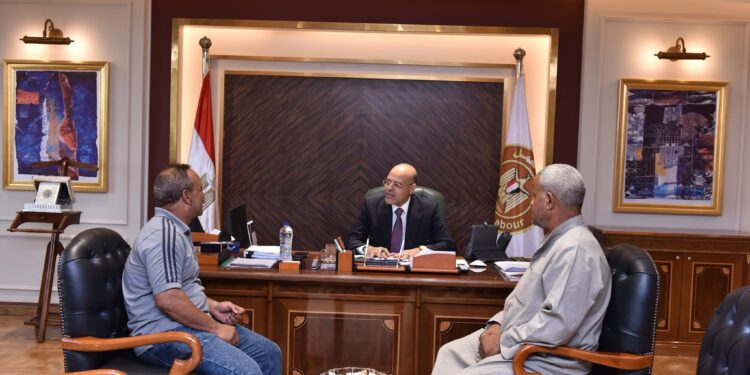 وزير العمل يستقبل عَامّلين اثنين من العمالة غير المنتظمة ويستجيب لطلبهما