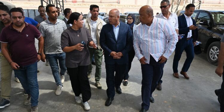 مستثمر بالمنطقة الصناعية بـ 6 أكتوبر يستوقف وزير الصناعة لحل مشكلة مصنعه