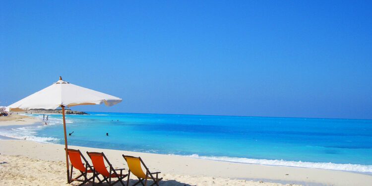 الحكومة توقع اليوم مع “طلعت مصطفى” عقد تطوير 23 مليون متر بالساحل الشمالي