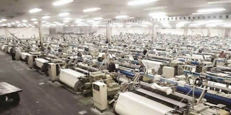 مصر تُدمج 31 شركة غزل ونسيج وملابس جاهزة في 9 فقط