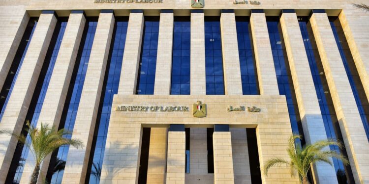 وزارة العمل : لا وسطاء في توفير فُرص عمل في الداخل والخارج ومِنح العمالة غير المنتظمة