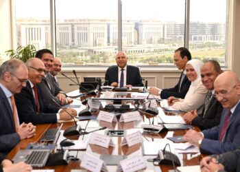 وزير الصناعة والنقل : الحكومة تعمل على توفير مناخ صناعي مناسب لتوطين وتنمية صناعة السيارات