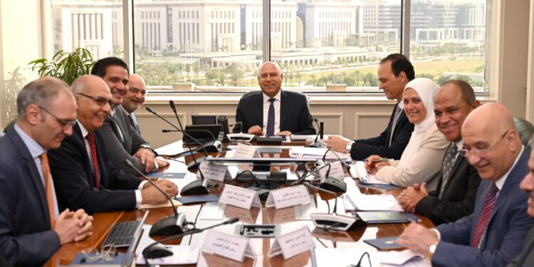 وزير الصناعة والنقل : الحكومة تعمل على توفير مناخ صناعي مناسب لتوطين وتنمية صناعة السيارات