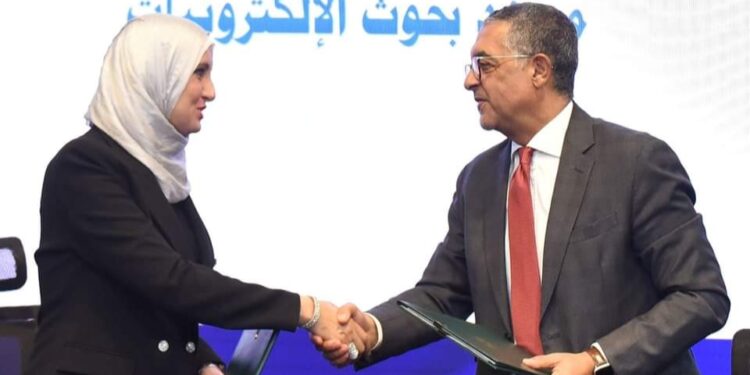 مذكرة تفاهم بين وحدة ريادة الأعمال ومعهد بحوث الإلكترونيات لدعم الشركات الناشئة في التكنولوجيا