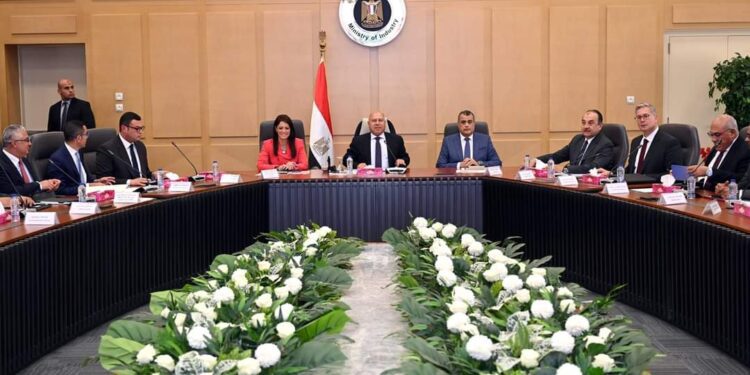 وزير الصناعة : يتم التنسيق حاليا مع “المركزي” و”المالية” لبحث سبل تخفيف العبء عن المصنعين