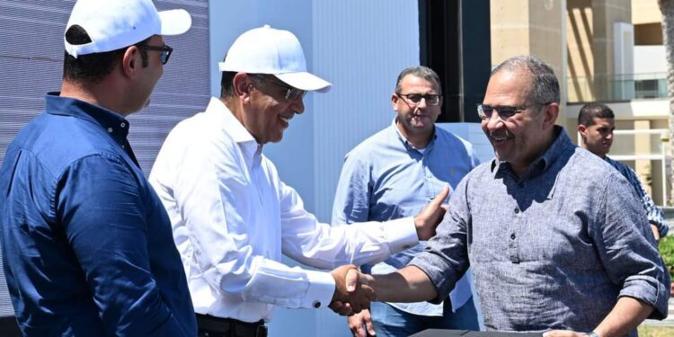 رئيس الوزراء يسلم عقود عدد من الوحدات السكنية المتنوعة بمدينة العلمين الجديدة