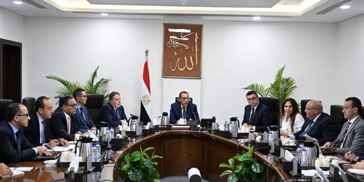 الحكومة تناقش مسودة قانون يحكم عمل مناطق المال والأعمال