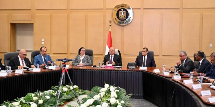 كامل الوزير : دراسة استحداث إجراءات وضوابط لمنع تسقيع الأراضي الصناعية