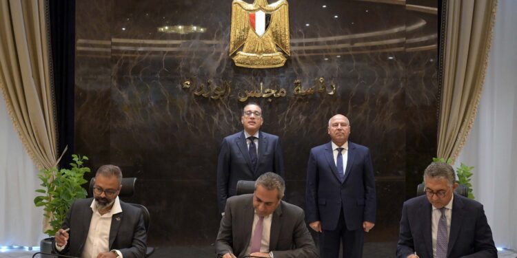 توقيع مذكرة تفاهم مع “موانىء دبي ” لتطوير منطقة حرة عامة بأراضي “العاصمة الإدارية”