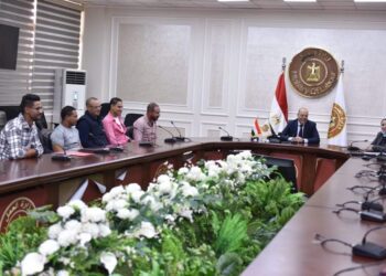 وزير العمل يُسلم عقود لشباب للعمل في دولة الإمارات