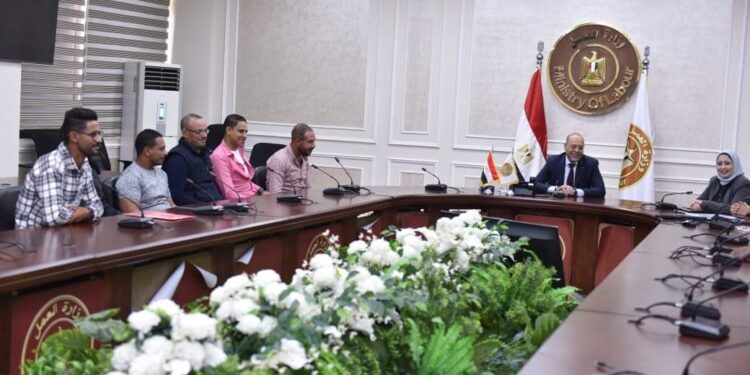 وزير العمل يُسلم عقود لشباب للعمل في دولة الإمارات