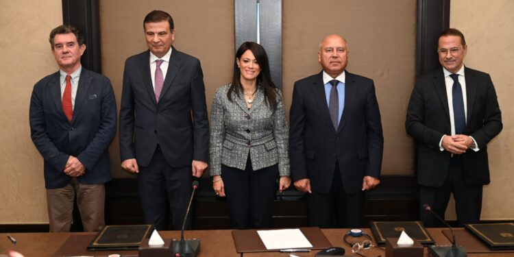 توقيع وثيقة مشروع القطن المصري”المرحلة الثانية”بين وزارتي الصناعة والزراعة ومنظمة اليونيدو