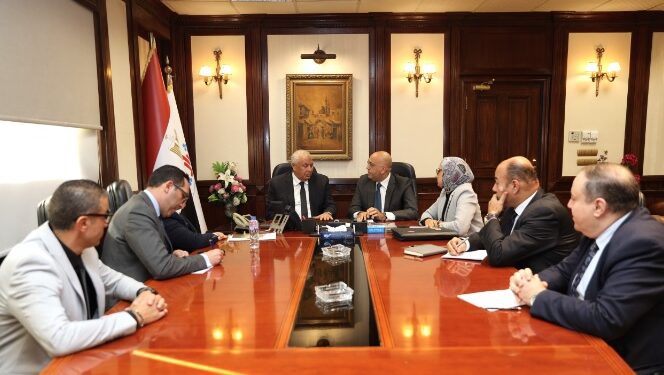 جهاز المشروعات يسعى لتوطين صناعة الحرير في مصر بالتعاون مع محافظة الوادي الجديد