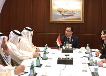 رئيس الوزراء يلتقي وفد رجال أعمال غرفة التجارة والصناعة القطرية