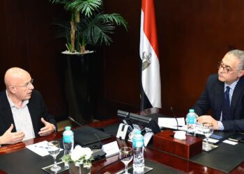 أكبر منتج للأقمشة المصبوغة والقمصان في العالم يبحث إنشاء مصنع في مصر