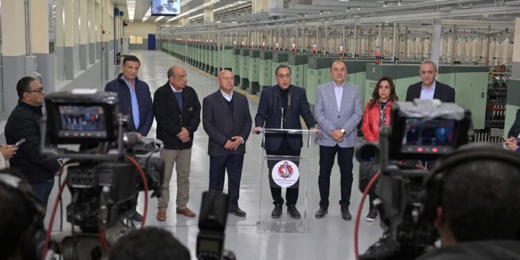 رئيس الوزراء: الانتهاء من المرحلة الاولي من المشروع القومي لتطوير صناعة الغزل والنسيج