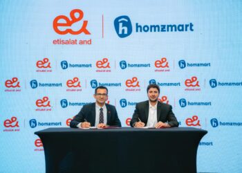 شراكة استراتيجية بين “إي آند” للتكنولوجيا المالية وهومزمارت