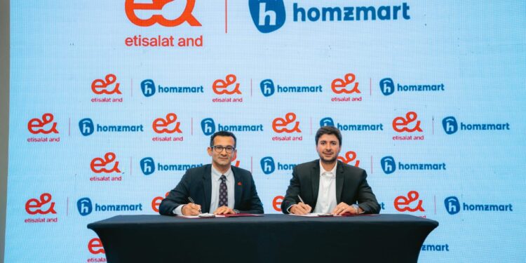 شراكة استراتيجية بين “إي آند” للتكنولوجيا المالية وهومزمارت