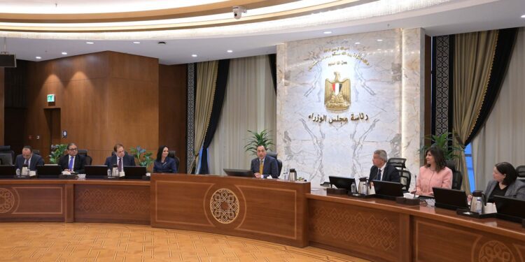 الحكومة تستعد للإعلان عن حزمة من المبادرات لدعم الأسر المستحقة