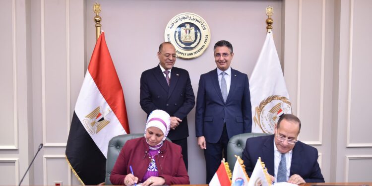 وزيرا التموين والعمل يشهدان توقيع بروتوكول تعاون لدعم العمالة غير المنتظمة