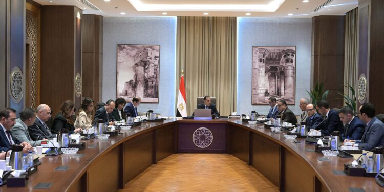 الحكومة تناقش مقترحات لتخفيف الرسوم والأعباء المالية عن المستثمرين