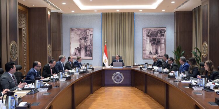 بحضور محافظ المركزي ..رئيس الوزراء يتابع جهود إتاحة مخزون آمن من السلع والمنتجات الاستراتيجية